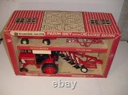 1/16 Vintage International 886 Farm Set WithDeluxe Barn WithOriginal Red Box