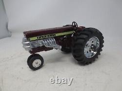 Ertl 1/16 Farmall 560 Fly'n Puller Pulling Farm Toy Tractor