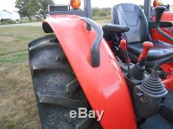 M8540 Kubota 4WD tractor with Loader/85 HP/Hydraulic shuttle/590 Hours