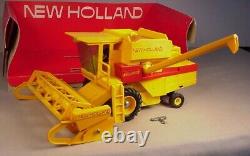 New Holland Tractor TR85 Combine 132 scale Farm Toy in display box 1982