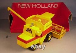 New Holland Tractor TR85 Combine 132 scale Farm Toy in display box 1982