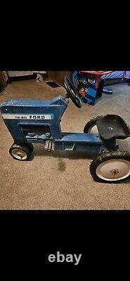 Toy Peddle tractor ford TW 20