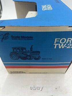 Vintage FORD TW-25 with DUALS Farm Tractor Cab Scale Models 116 NIB 3 Point